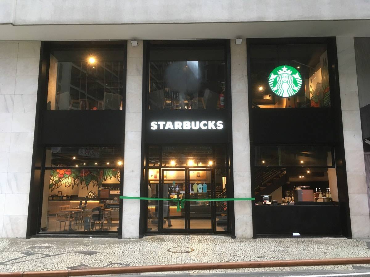 Fachada de loja do Starbucks no Rio de Janeiro