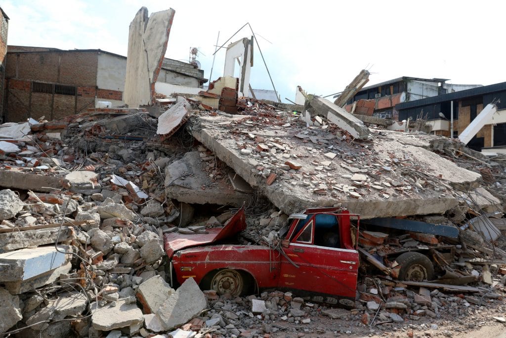 Escombros após terremoto