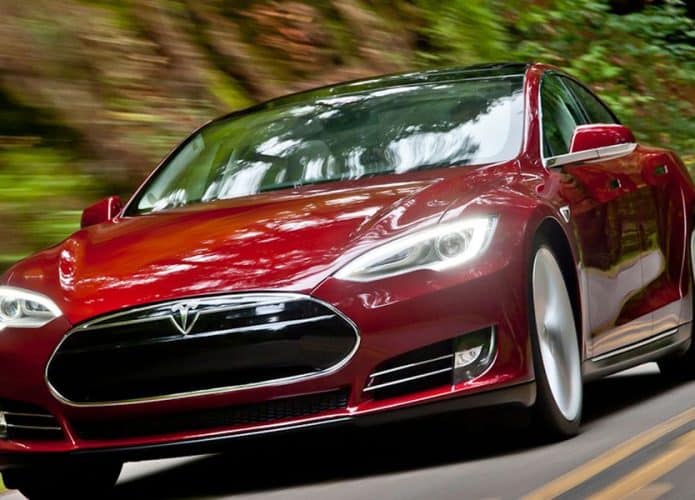 Veículo Tesla Model S 2013 na estrada no