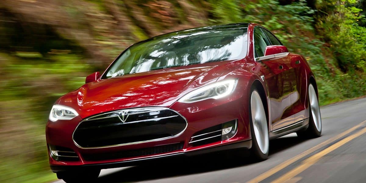 Veículo Tesla Model S 2013 na estrada no