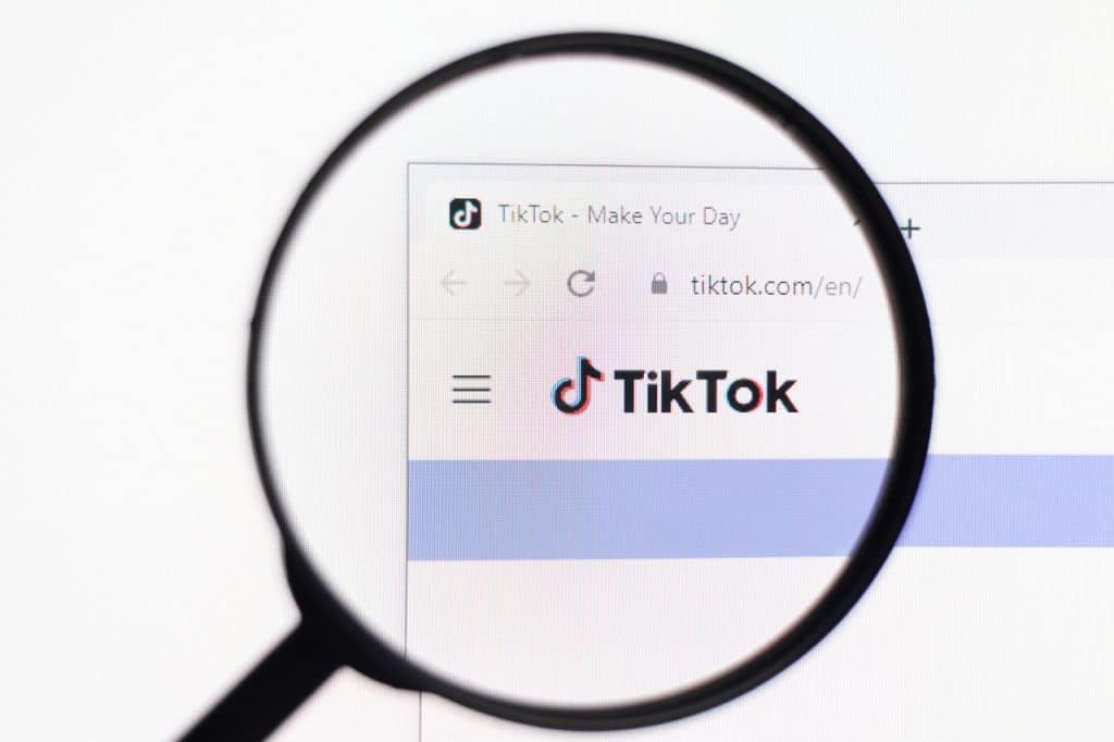 Logo do TikTok visto sob a ótica de uma lupa