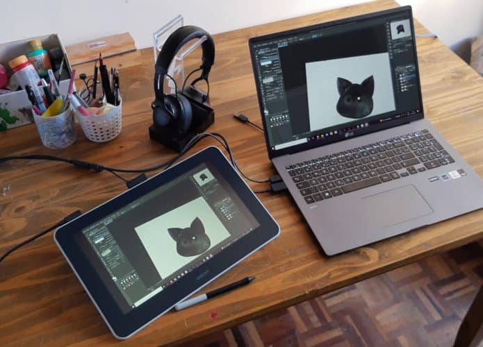 Monitor interativo Wacom One ao lado de um notebook LG Gram