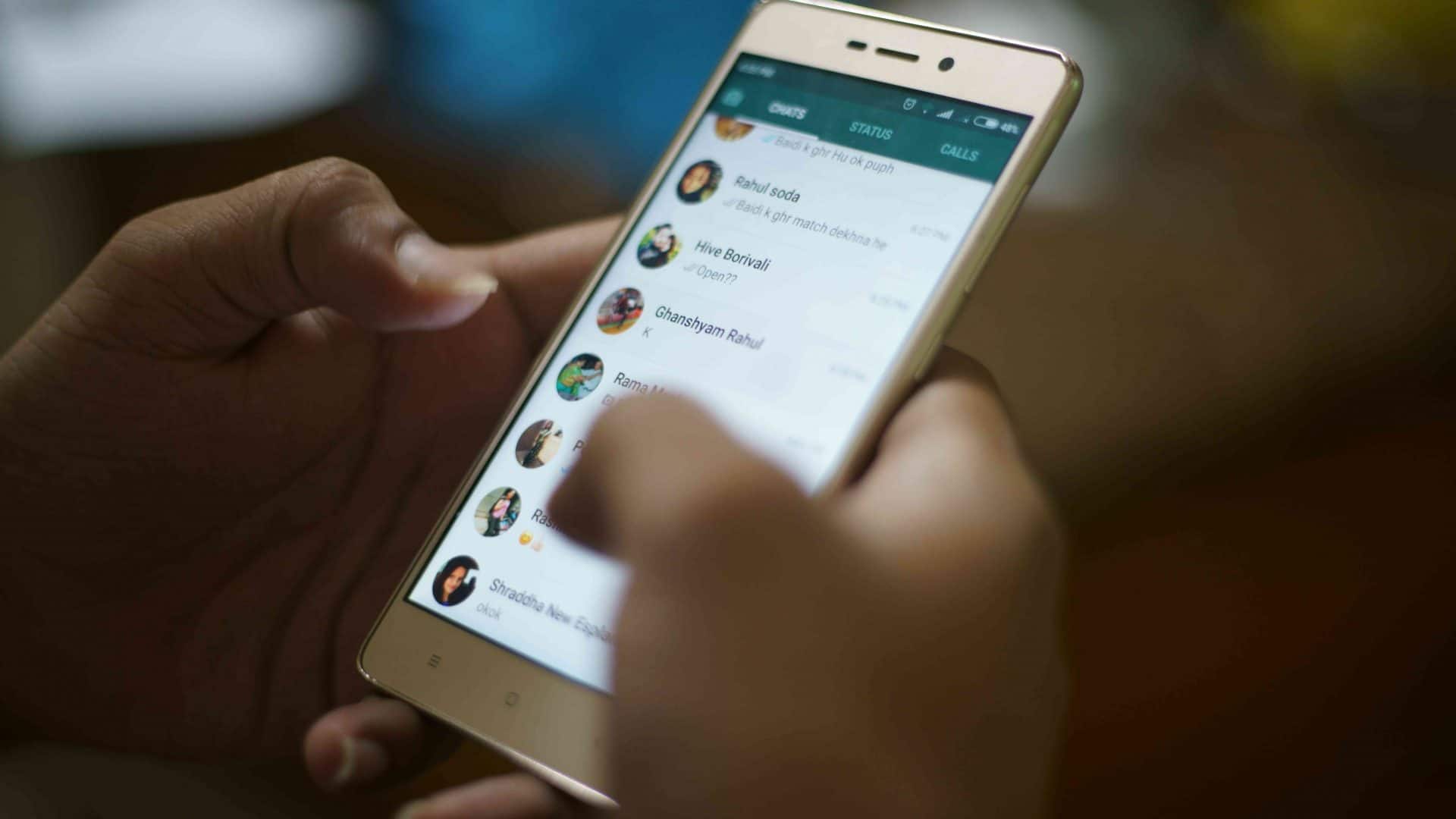 Ilustração de WhatsApp aberto em smartphone