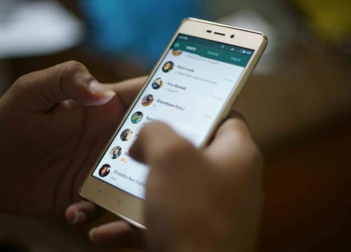 Ilustração de WhatsApp aberto em smartphone