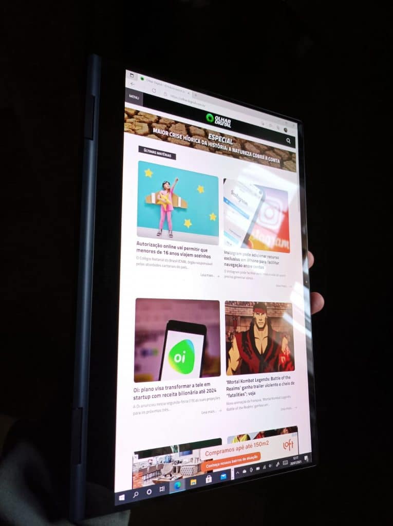 Foto mostra o Galaxybook Pro 360 em modo de revista
