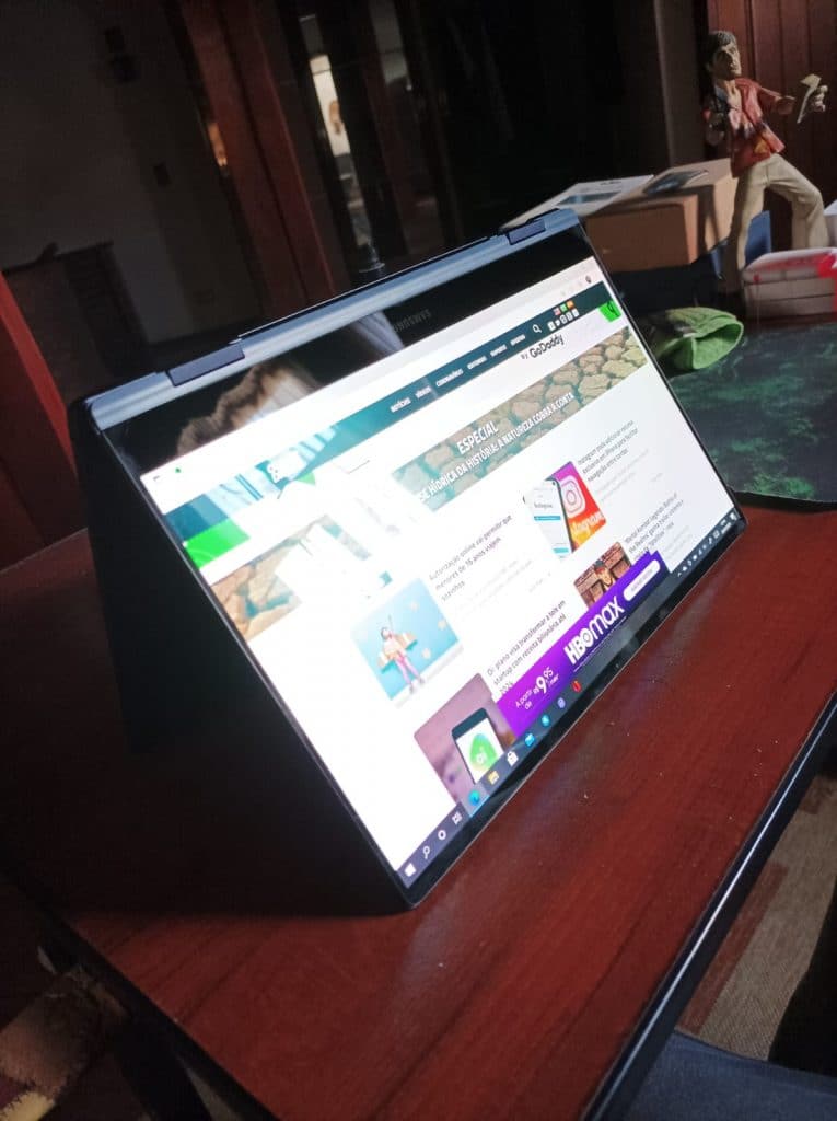 Foto mostra o Galaxybook Pro 360 em modo de tablet