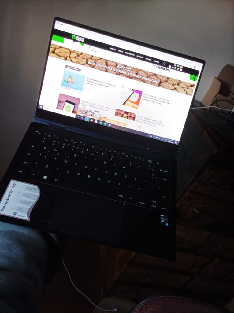 Foto mostra o Galaxybook Pro 360 em modo de notebook