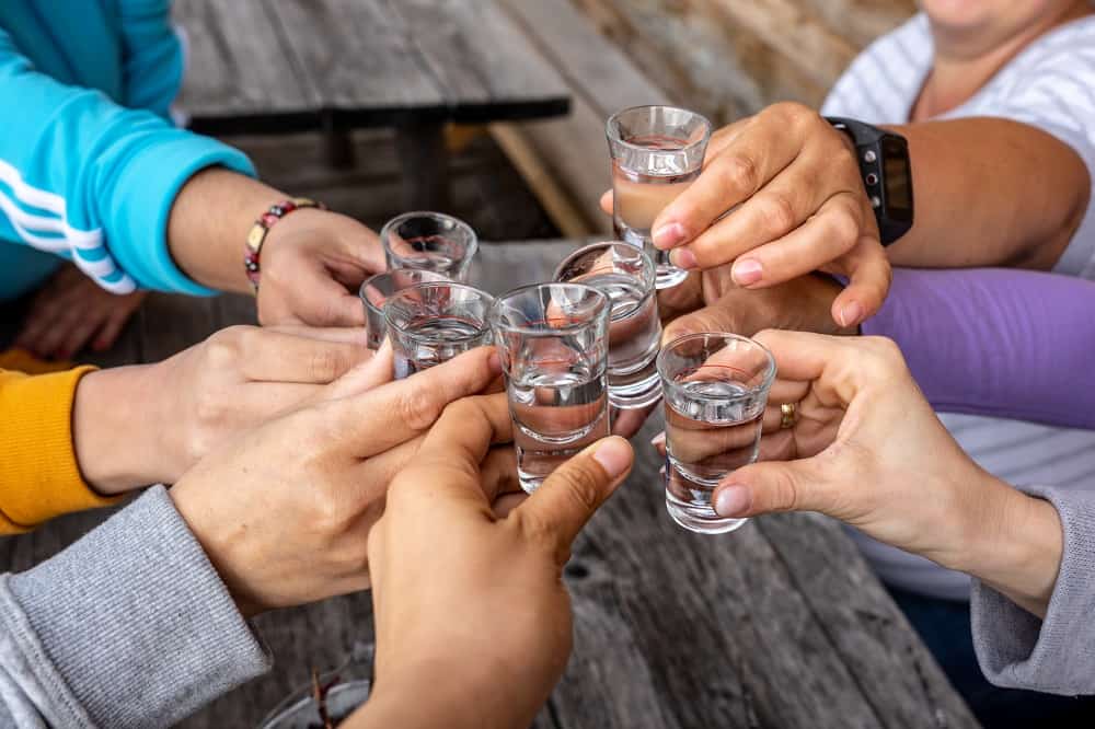 pessoas brindando com shot