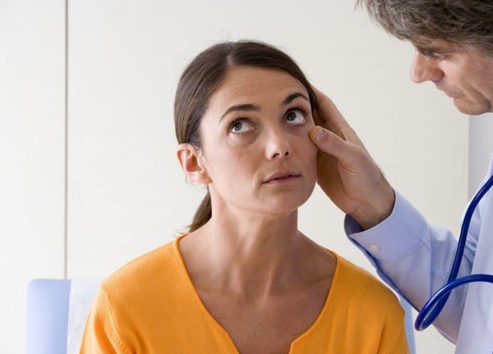 médico avaliando paciente com anemia