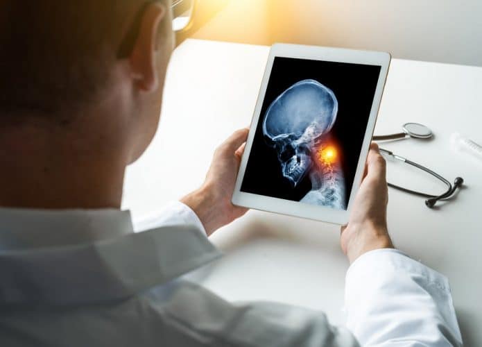 médico vendo diagnostico de câncer no pescoço