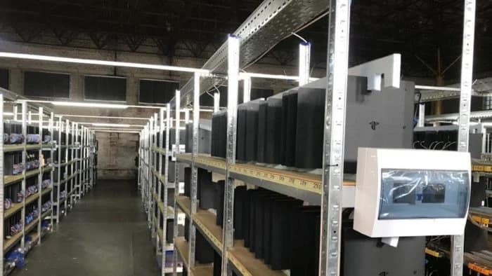 Armazém com vários PS4 na Ucrânia que “mineravam criptomoedas” são, na verdade, para bots de 'FIFA'. Imagem: Serviço de Segurança da Ucrânia/Divulgação
