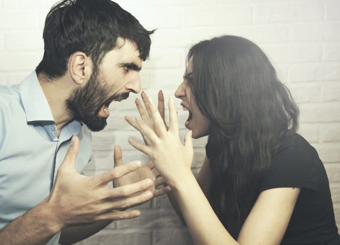 Casal brigando. Imagem: Shutterstock