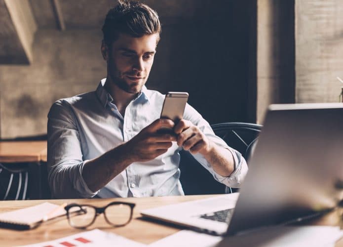 homem usando celular no trabalho