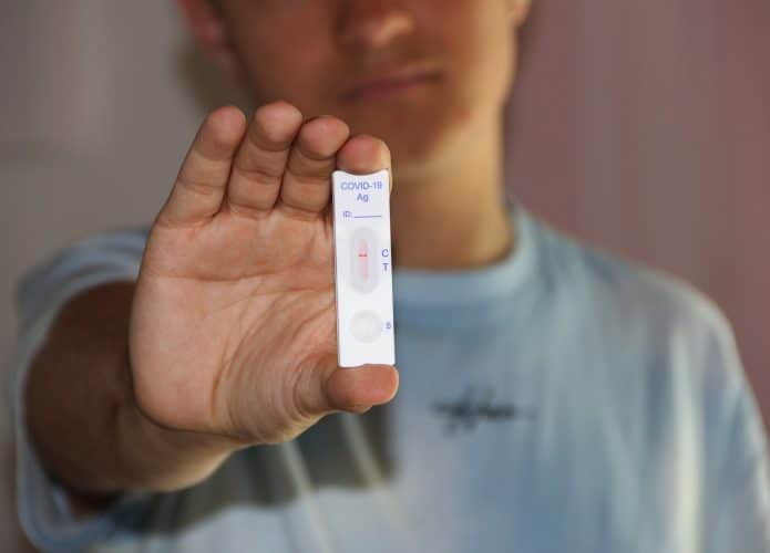Crianças estão usando refrigerante para falsificar testes positivos de Covid-19