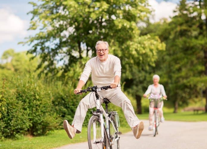 casal idosos andando de bicicleta em parque