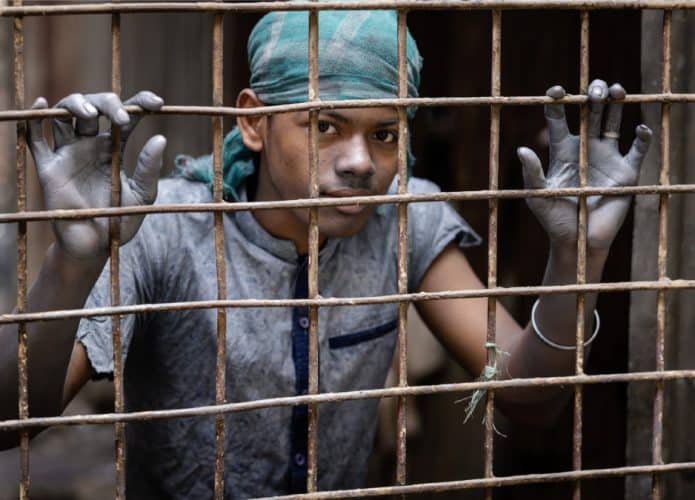 Imagem mostra trabalhador de Bangladesh, vivendo em condições exploratórias de trabalho