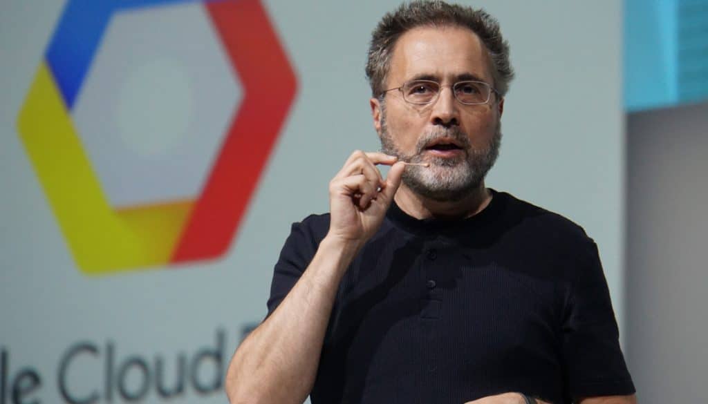 Imagem mostra Urs Hölzle, executivo sênior do Google, que está de mudança para a Nova Zelândia. Sua realocação expôs tratamento preferencial em políticas de trabalho remoto do Google, causando tensão entre funcionários de base