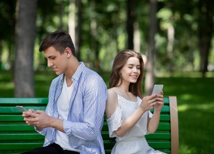 Infidelidade virtual/traição. Imagem: shutterstock