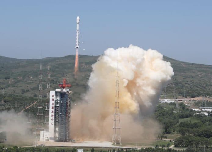 Imagem mostra o lançamento de um foguete carregando um satélite geoestacionário na China