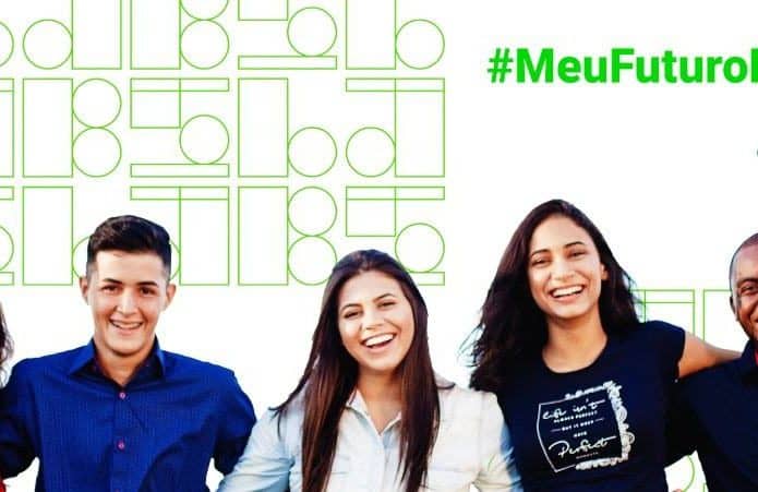 Imagem mostra 5 jovens, sendo três mulheres e dois homens, um ao lado dos outros e, em cima à direita, é possível ler o texto #MeuFuturoÉTech, iniciativa do Localiza Labs