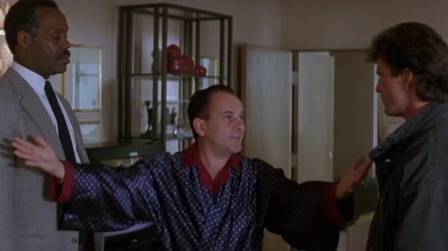 Danny Glover, Joe Pesci e Mel Gibson em cena. 