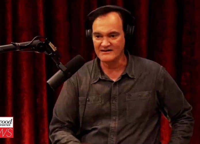 De forma bem-humorada, Quentin Tarantino rebate várias controvérsias e críticas de carreira. Imagem: THR/Reprodução