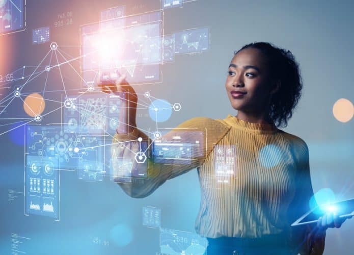 Imagem mostra uma mulher usando um painel digital para realizar uma tarefa
