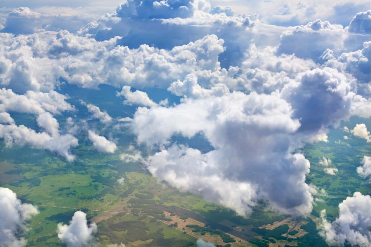 Imagem mostra algumas nuvens da Terra, que segundo pesquisadores, pode contribuir para a piora do aquecimento global