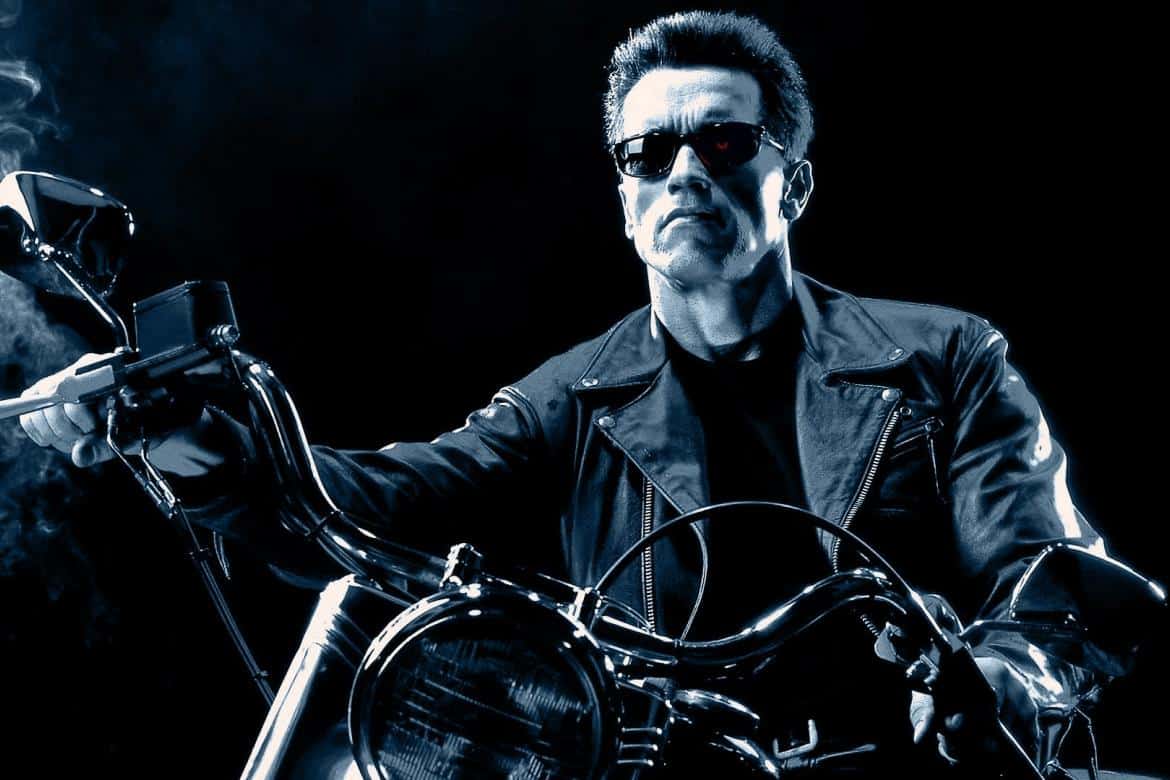 Arnold Schwarzenegger aparece em moto caracterizado no filme O exterminador do futuro 2.