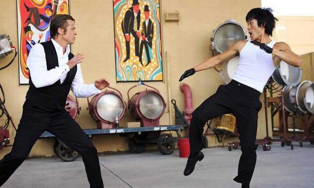 Brad Pitt e Mike Moh em 'Era uma vez em... Hollywood'. Imagem: Sony Pictures Releasing/Divulgação