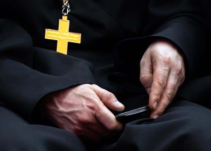 padre-smartphone-695x500