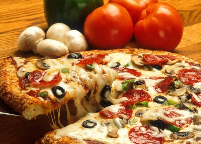 Quem tomar a segunda dose vai ganhar pizza grátis na Domino's; veja como conseguir