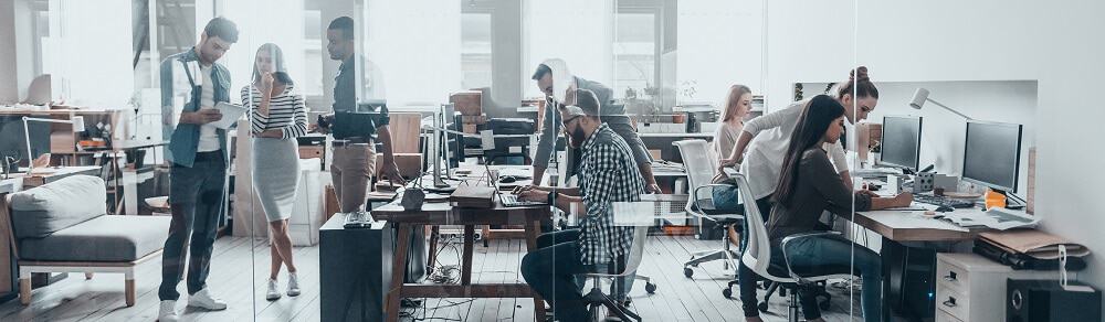 sala de trabalho com profissionais de tecnologia