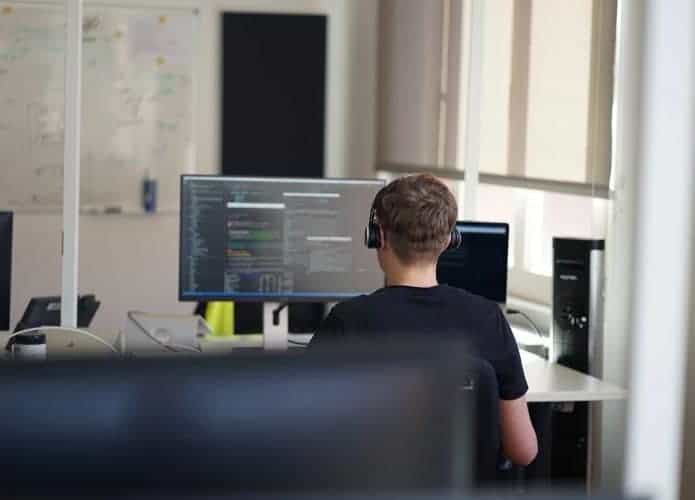 profissional programador sentado em computador