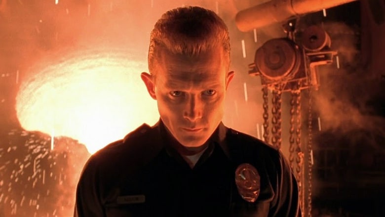 O ator Robert Patrick, caracterizado como T-1000, robô que assume identidade de policial.