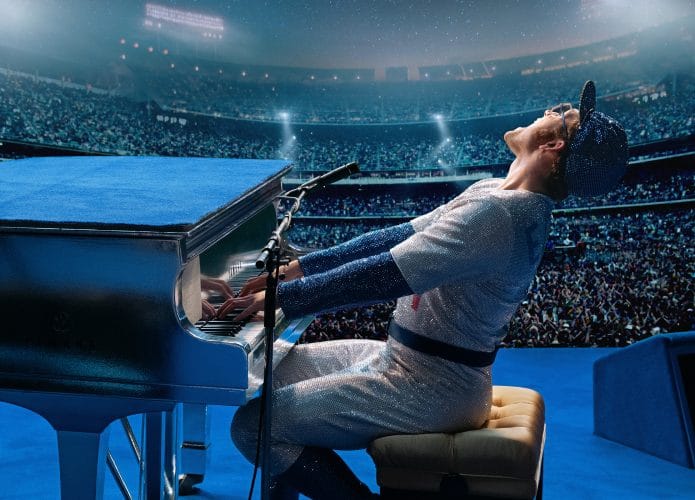 O ator Taron Egerton caracterizado como Elton John na cinebiografia Rocketman