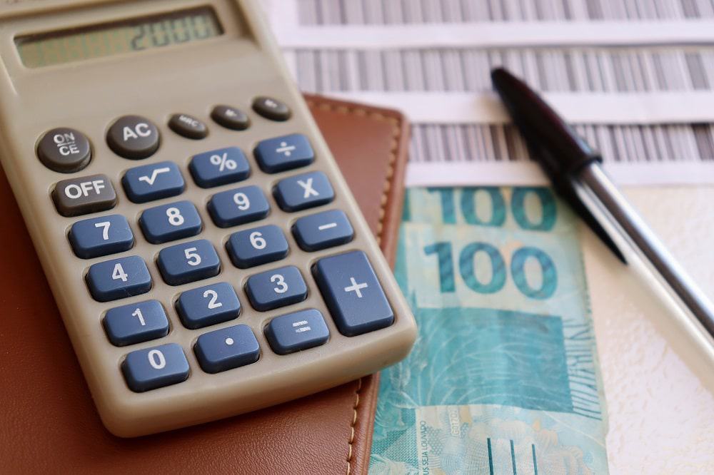 Cicatrizes da pandemia: salários dos brasileiros serão afetados por nove anos, diz Banco Mundial. Imagem: Brenda Rocha/iStock