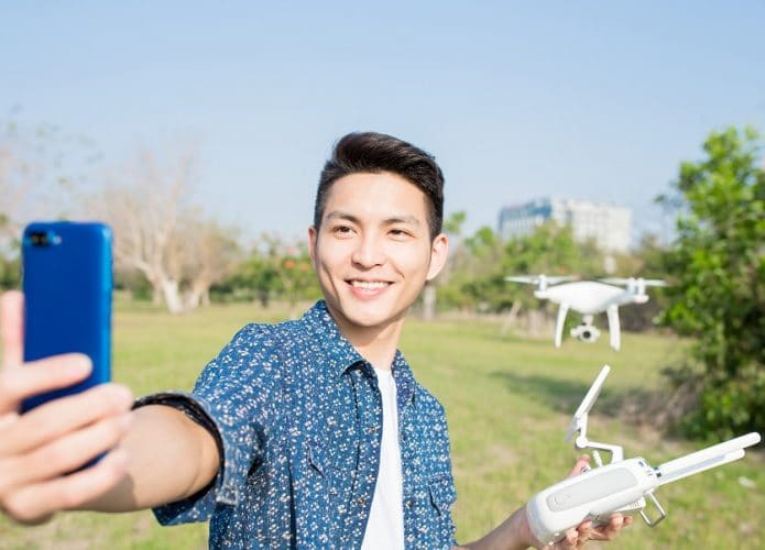 selfie câmera voadora drone. Imagem: shutterstock