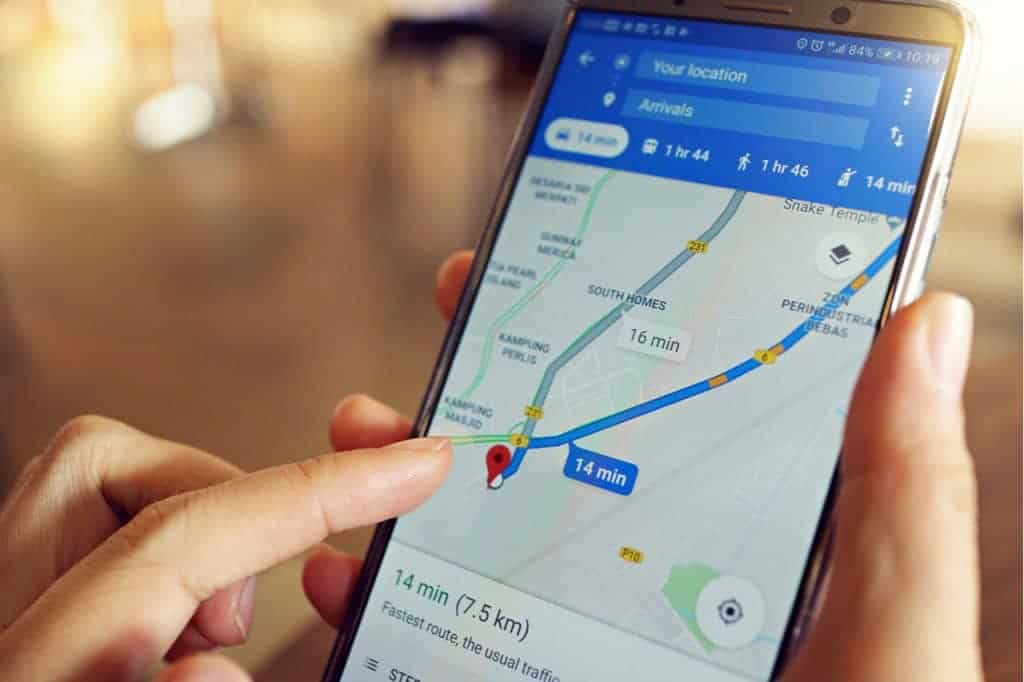 Imagem de um smartphone exibindo uma rota no Google Maps, com um dedo navegando pela tela.

Recentemente, uma rota potencialmente fatal foi encontrada no Google Maps, e empresa está investigando o caso