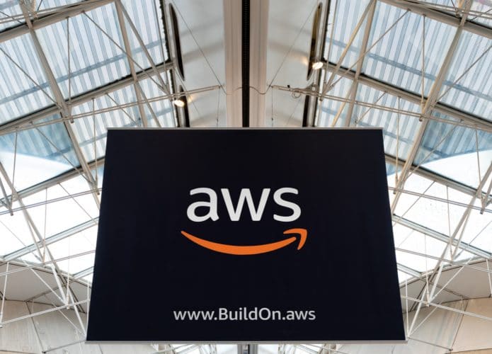 Imagem mostra a logomarca da Amazon Web Services, que baniu o Grupo NSO pelo uso do spyware Pegasus