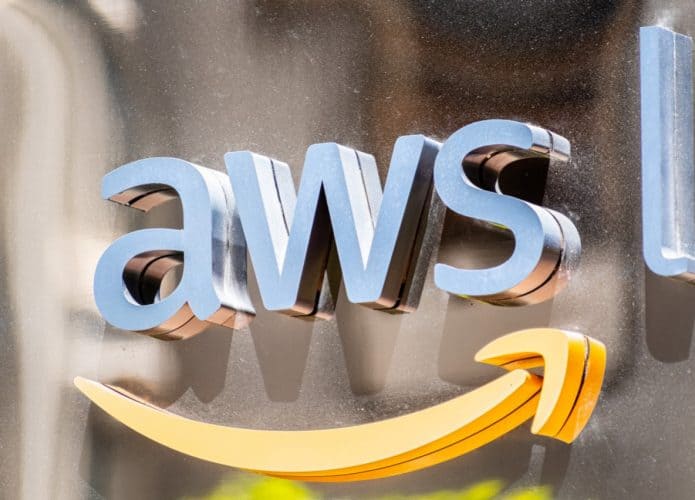 Imagem mostra a logomarca da AWS