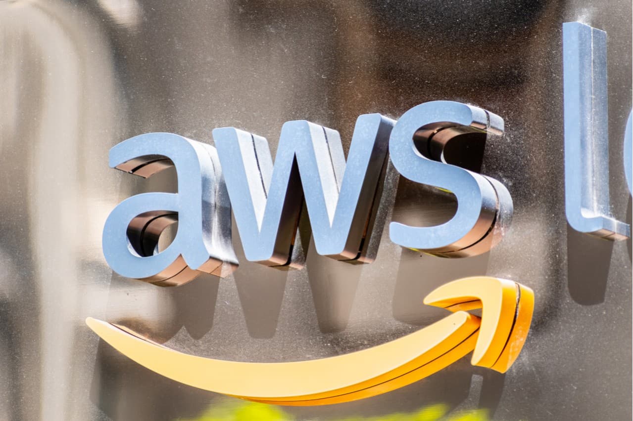 Imagem mostra a logomarca da AWS