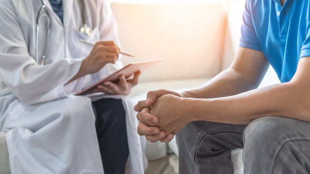 Médico atende paciente