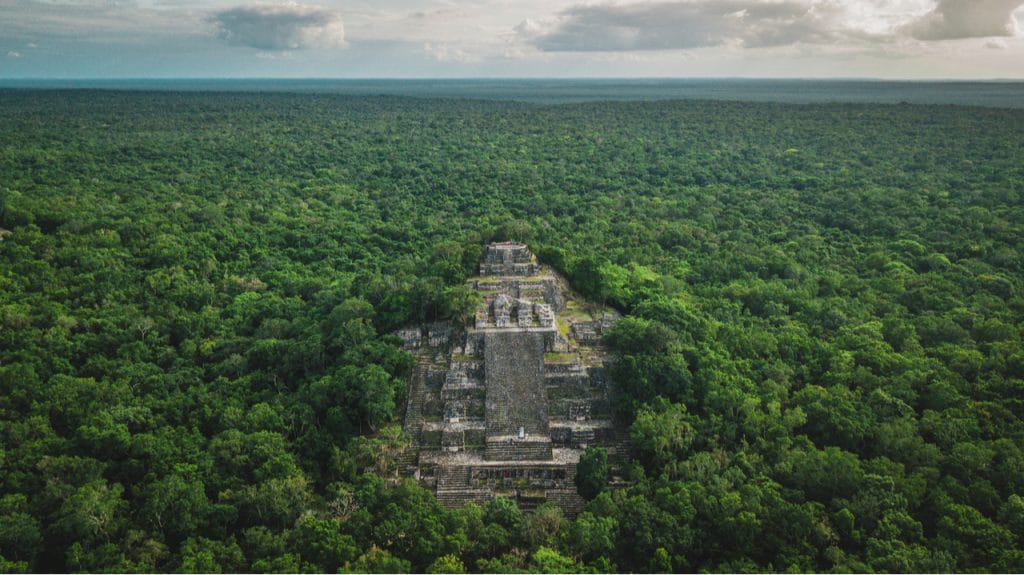 Imagem mostra uma cidade maia rodeada por uma densa floresta. Estudos feitos com fezes antigas indicam povo maia foi amplamente afetado por mudanças climáticas