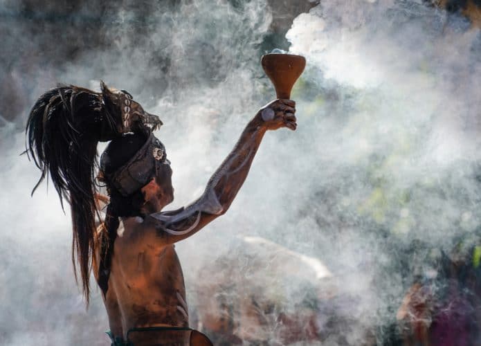 Imagem mostra cerimônia contemporânea feita aos moldes da civilização maia, para fins de resgate cultural histórico