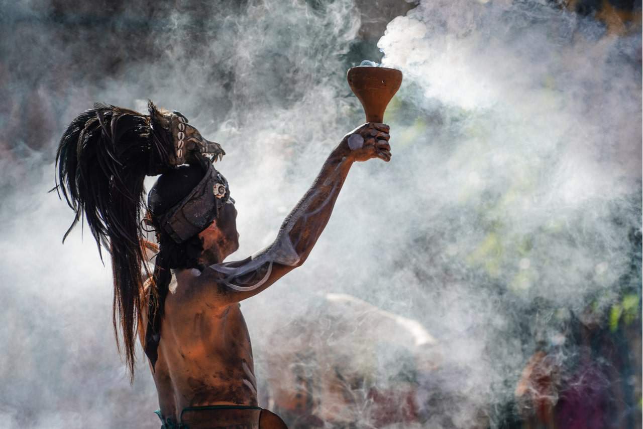 Imagem mostra cerimônia contemporânea feita aos moldes da civilização maia, para fins de resgate cultural histórico
