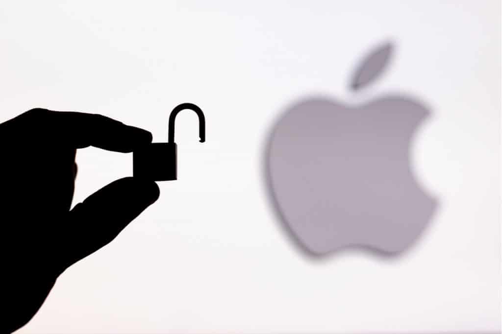 Imagem mostra a logomarca da Apple ao fundo, com um cadeado à frente