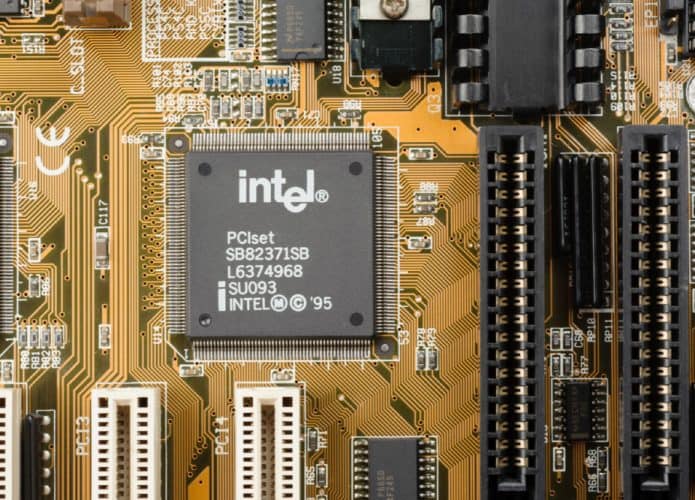Imagem mostra a logomarca da Intel em um processador de 7 nanômetros