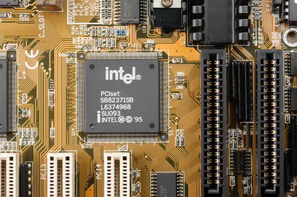 Imagem mostra a logomarca da Intel em um processador de 7 nanômetros