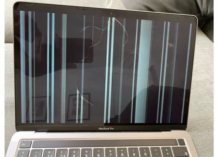 Usuários relatam tela do novo MacBook quebrando com uso normal